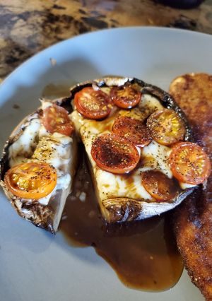 Una foto de Portobellos rellenos de caprese