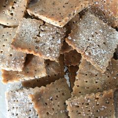 A picture of PoppySeed and SeaSalt Rice Crackers.