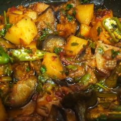 A picture of Aloo baingan.