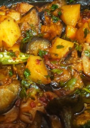 A picture of Aloo baingan.