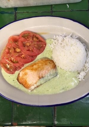 Una foto de Salmón en salsa de poblano