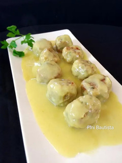 Una foto de Albóndigas de bacalao y berenjena en salsa de puerro y apio