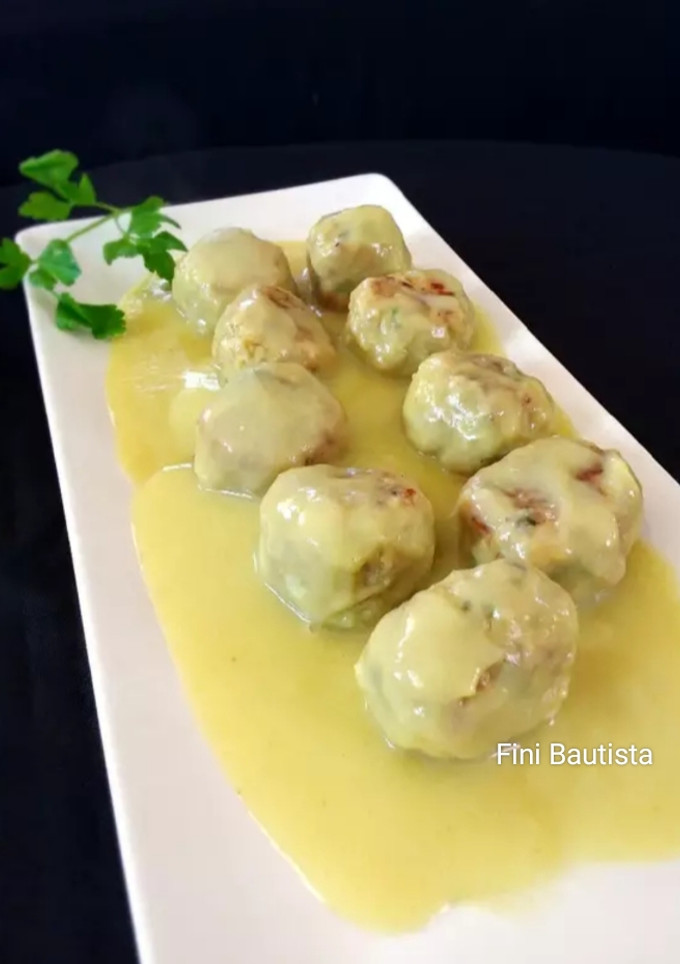 Una foto de Albóndigas de bacalao y berenjena en salsa de puerro y apio