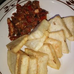 A picture of Fried yam with source.
