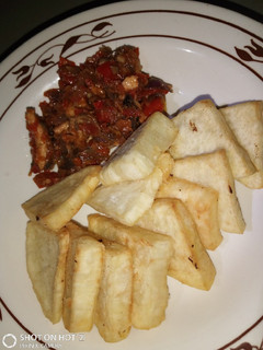 A picture of Fried yam with source.