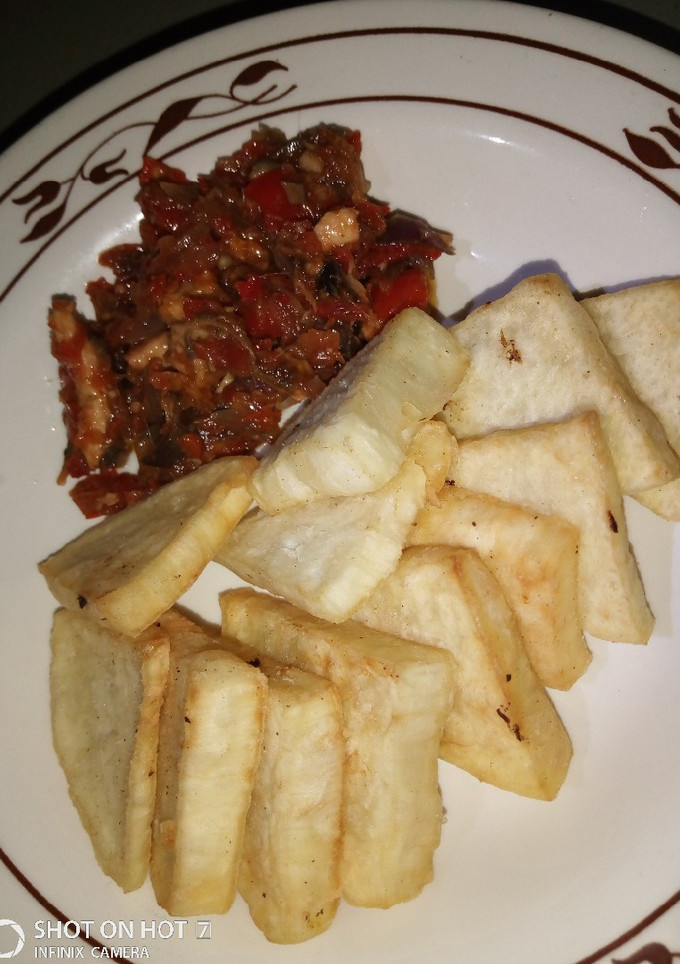 A picture of Fried yam with source.
