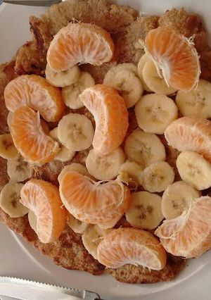 Una foto de Tortita para merienda o desayuno con avena,harina integral y frutas..💪💜