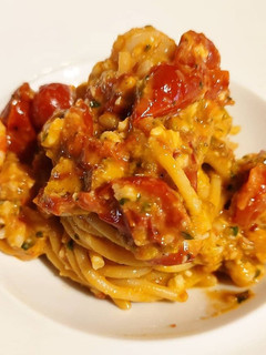 Foto di Spaghetti, ciliegini, gamberi rosa con la loro bisque e pesto di fiori di zucca