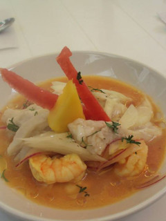 Una foto de Ceviche de camarón con tiradito de corvina