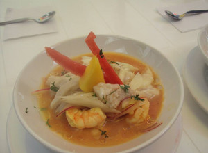 Una foto de Ceviche de camarón con tiradito de corvina