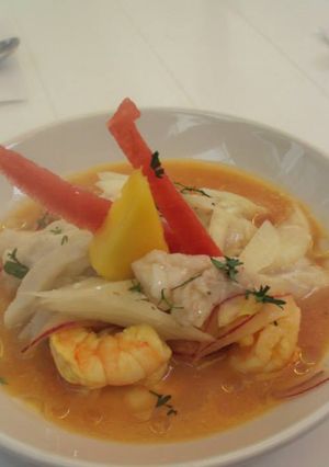 Una foto de Ceviche de camarón con tiradito de corvina