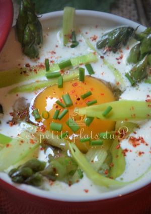 Une photo de Œuf cocotte aux asperges vertes du printemps