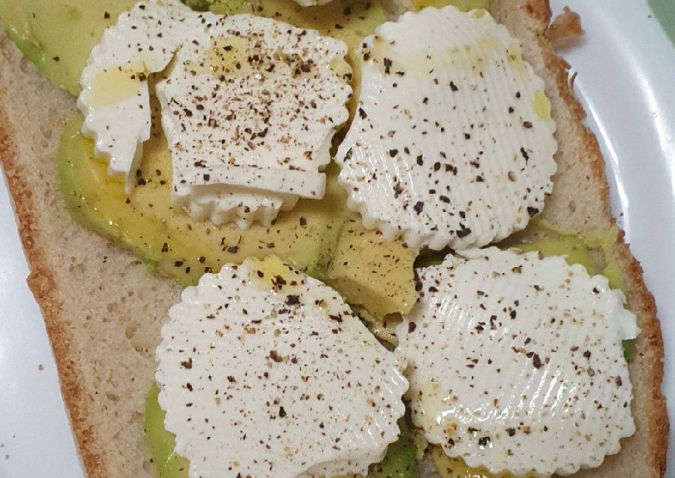 Tostada de aguacate y queso fresco