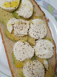Foto principal de Tostada de aguacate y queso fresco