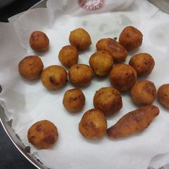 A picture of Potato cheese balls.