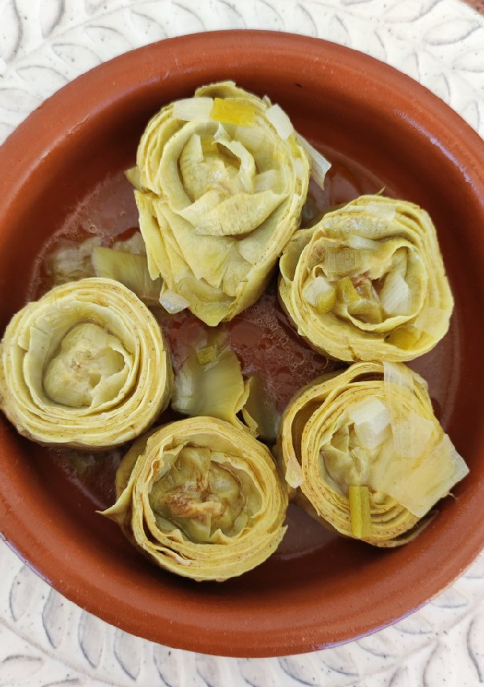 Una foto de Alcachofas rellenas de cebolla