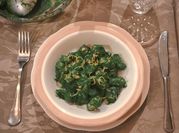 Una foto di pesto di spinaci