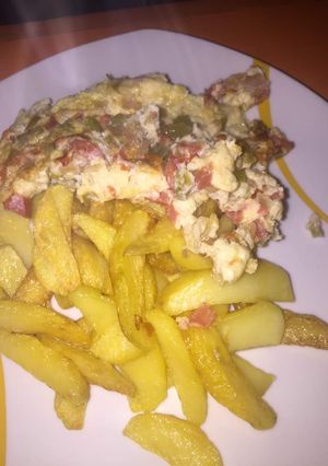A picture of Chips and Egg Sauce.