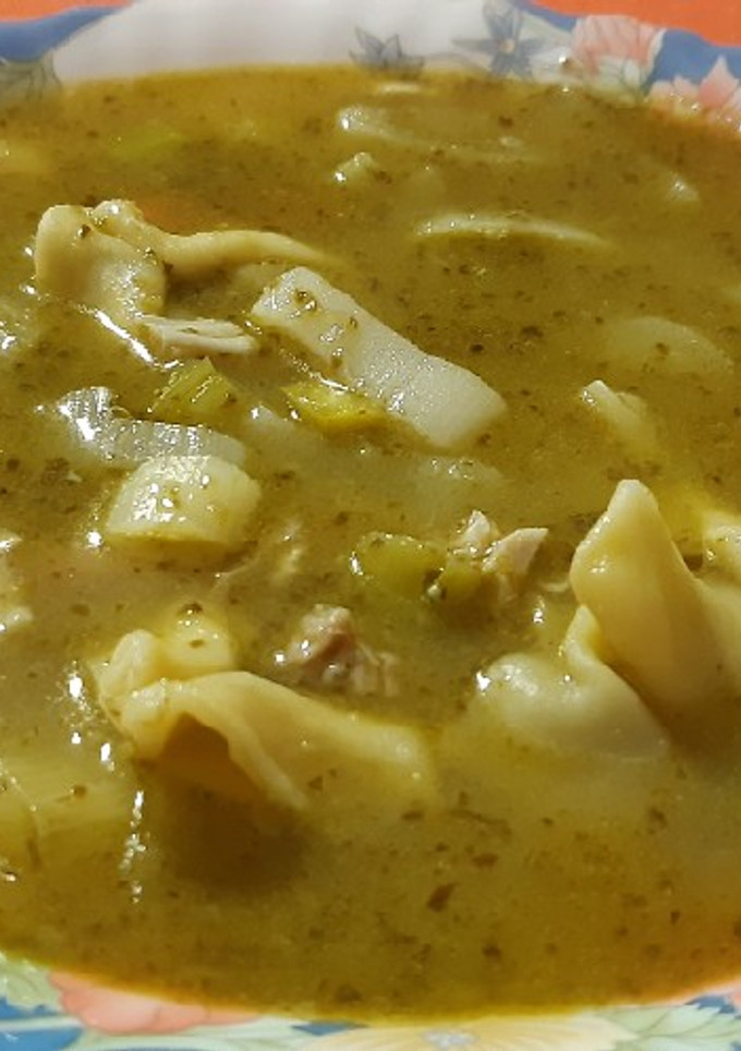 Una foto de Otra sopa de aprovechamiento: pasta, pollo y verduras