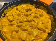 Una foto de pollo al curry puerro