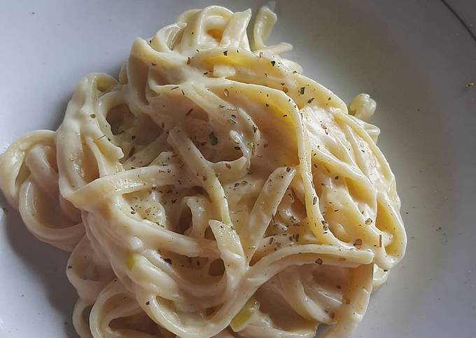 Fetucine Carbonara minimalist