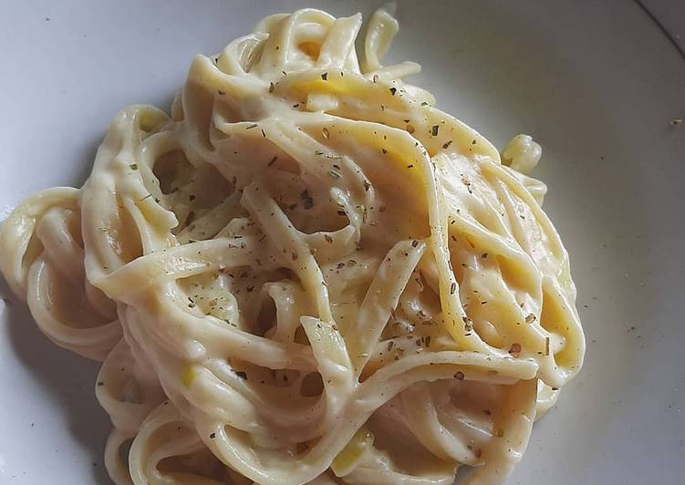 Fetucine Carbonara minimalist