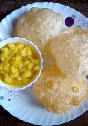 A picture of Aloo sabji with puri.