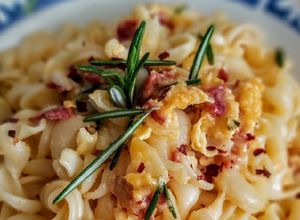 Una foto de CARBONARA Con Chorizo Español, al Ajillo...!😋