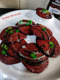 रेड़ वेलवेट मिनी पैन केक (Red velvet mini pan cake recipe in hindi) रेसिपी मुख्य फोटो