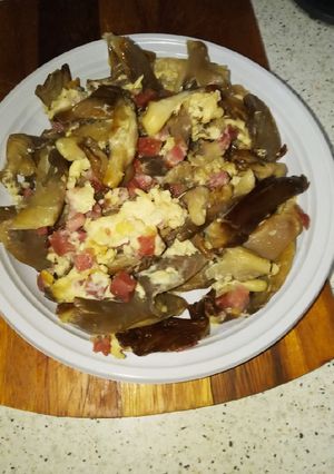 Una foto de Revuelto de setas y jamón serrano