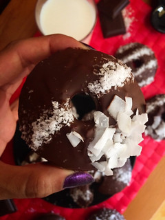 Foto principal de Donuts de chocolate y coco fit 🍩