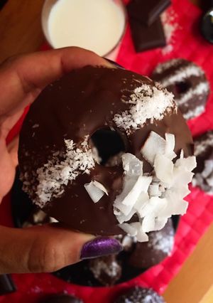 Una foto de Donuts de chocolate y coco fit 🍩