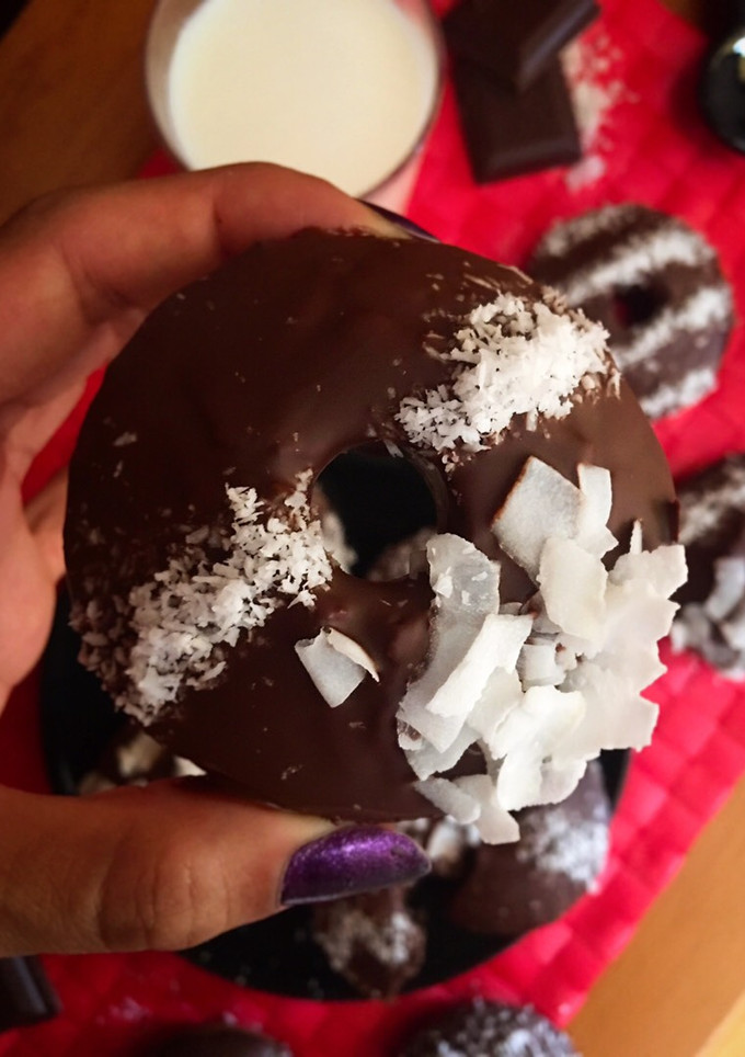 Una foto de Donuts de chocolate y coco fit 🍩