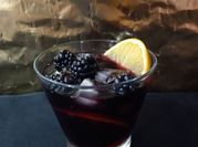 Una foto de tragos con jugo de arandano