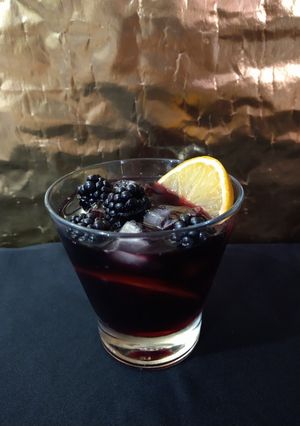 Una foto de Cóctel de vino tinto y arándano