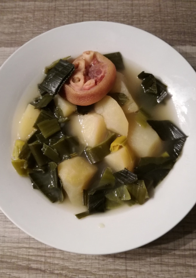 Una foto de Sopa de patata, puerro y hueso de jamón