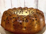 Una foto di ciambella panna e cioccolato