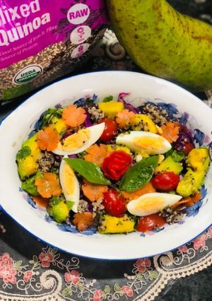 Hình của món Salad bơ & hạt quinoa.