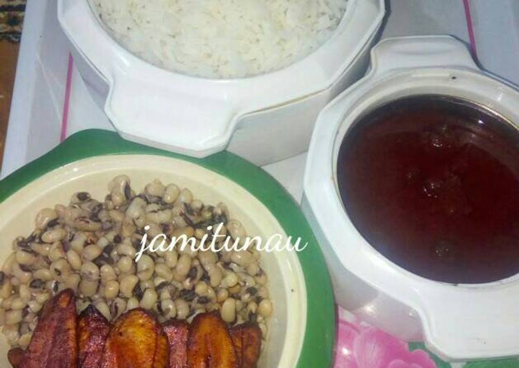 Rice and stew with beans and plantain