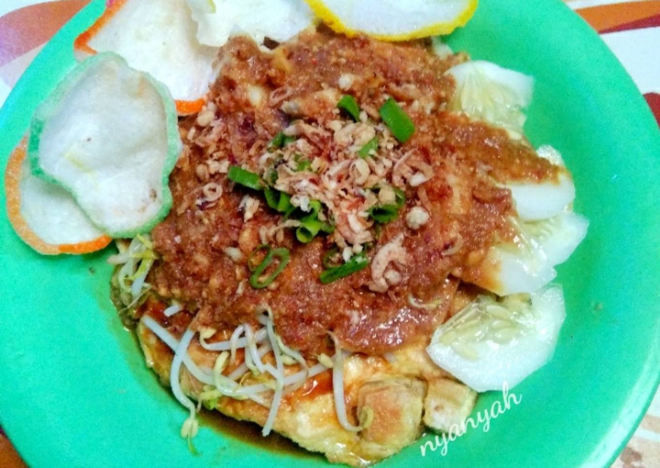 Tahu telur bumbu kacang