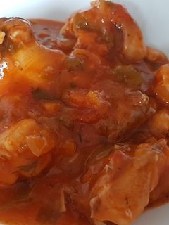 Una foto de Guiso de pollo con tomate