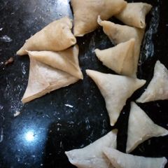 A picture of How to wrap samosa.