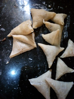 A picture of How to wrap samosa.