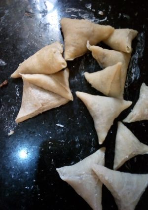 A picture of How to wrap samosa.