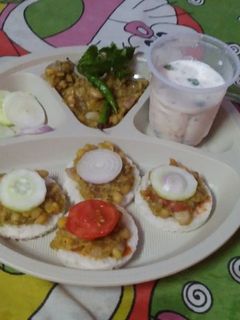 छोले कुलचे की चाट (Chole kulche ki chaat recipe in hindi) रेसिपी मुख्य फोटो