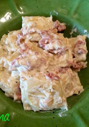 Una foto de Ravioli rellenos de queso con nata y jamón