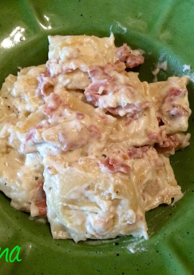 Una foto de Ravioli rellenos de queso con nata y jamón