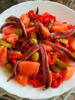 Una foto de Ensalada de tomate, pimientos y anchoas