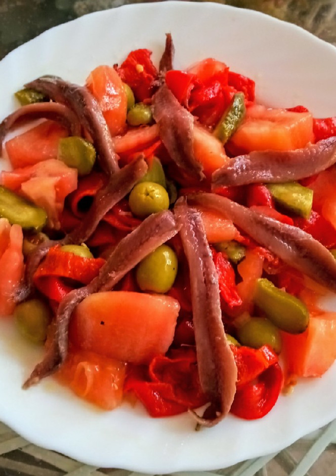 Una foto de Ensalada de tomate, pimientos y anchoas