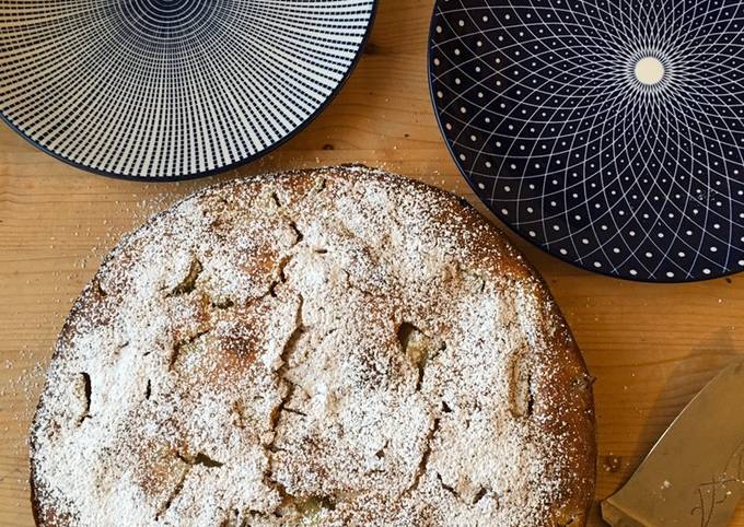 Saftiger Rhabarberkuchen mit weißer Schokolade